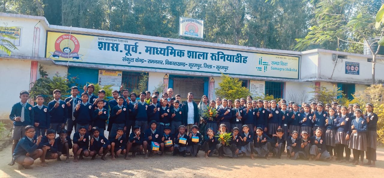 बस्तामुक्त विद्यालय माध्यमिक शाला रुनियाडीह में जरूरतमंद बीपीएल परिवार के दो छात्र दो छात्रा को जूता-मोजा व समस्त बच्चों को पेन-कॉपी वितरित<br>