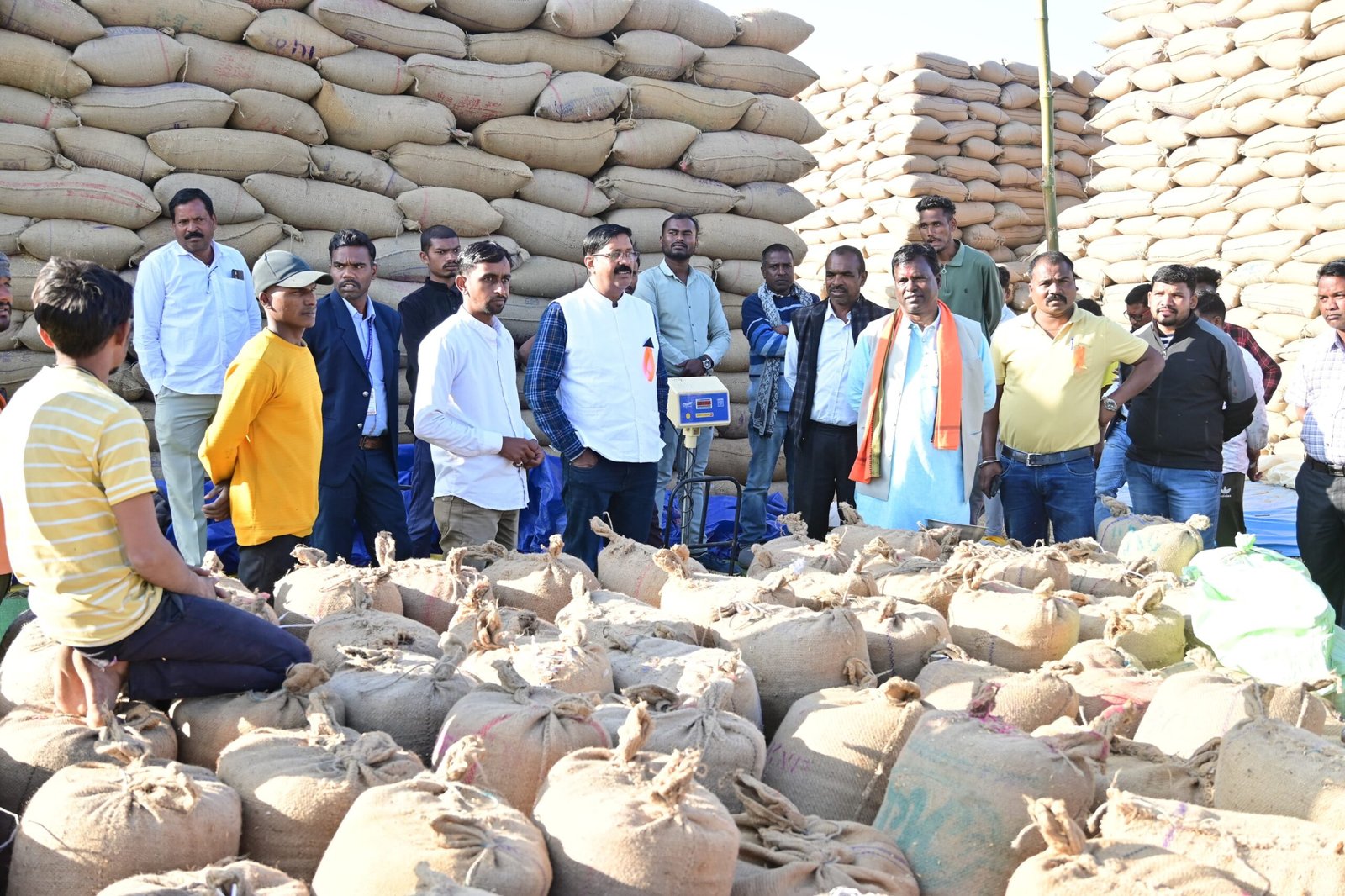 विधायक भूलन सिंह मरावी ने डुमरिया व मानी धान खरीदी केंद्रों का किया निरीक्षण — किसानों की समस्याएँ सुनकर दिए सख्त निर्देश, लिमिट बढ़ाने का दिलाया भरोसा