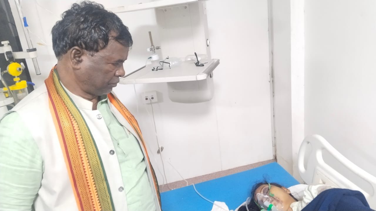 जनपद पंचायत सदस्यों को रायपुर प्रशिक्षण जाते समय हुआ हादसा — एक सदस्य गंभीर रूप से घायल, विधायक भूलन सिंह पहुँचे अस्पताल