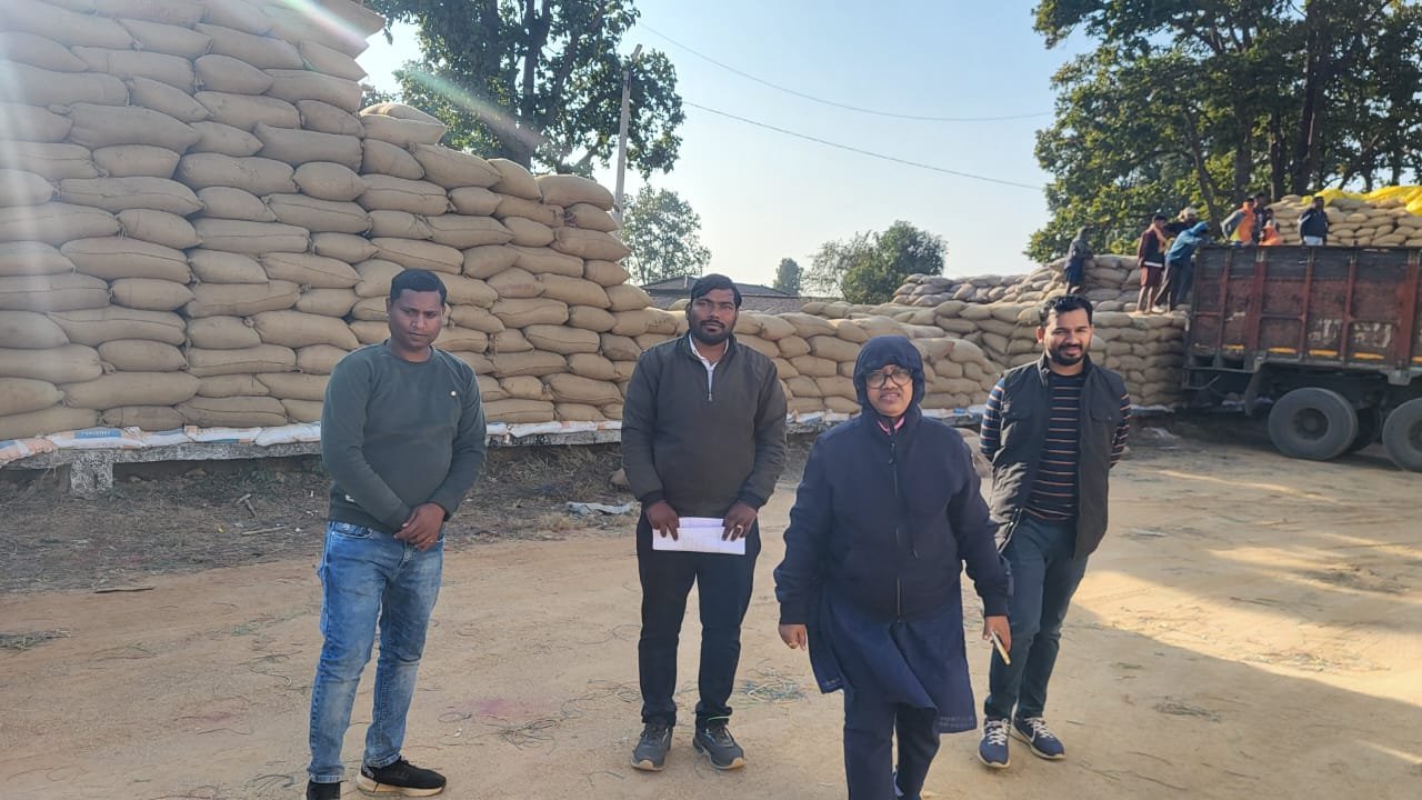 राजस्व, खाद्य विभाग एवं मंडी की संयुक्त टीम के द्वारा धान उपार्जन केन्द्रों का किया गया औचक निरीक्षण <br>-धान उपार्जन केन्द्र सूरजपुर,सावारांवा, टुकुडांड, शिवप्रसादनगर का किया गया निरीक्षण