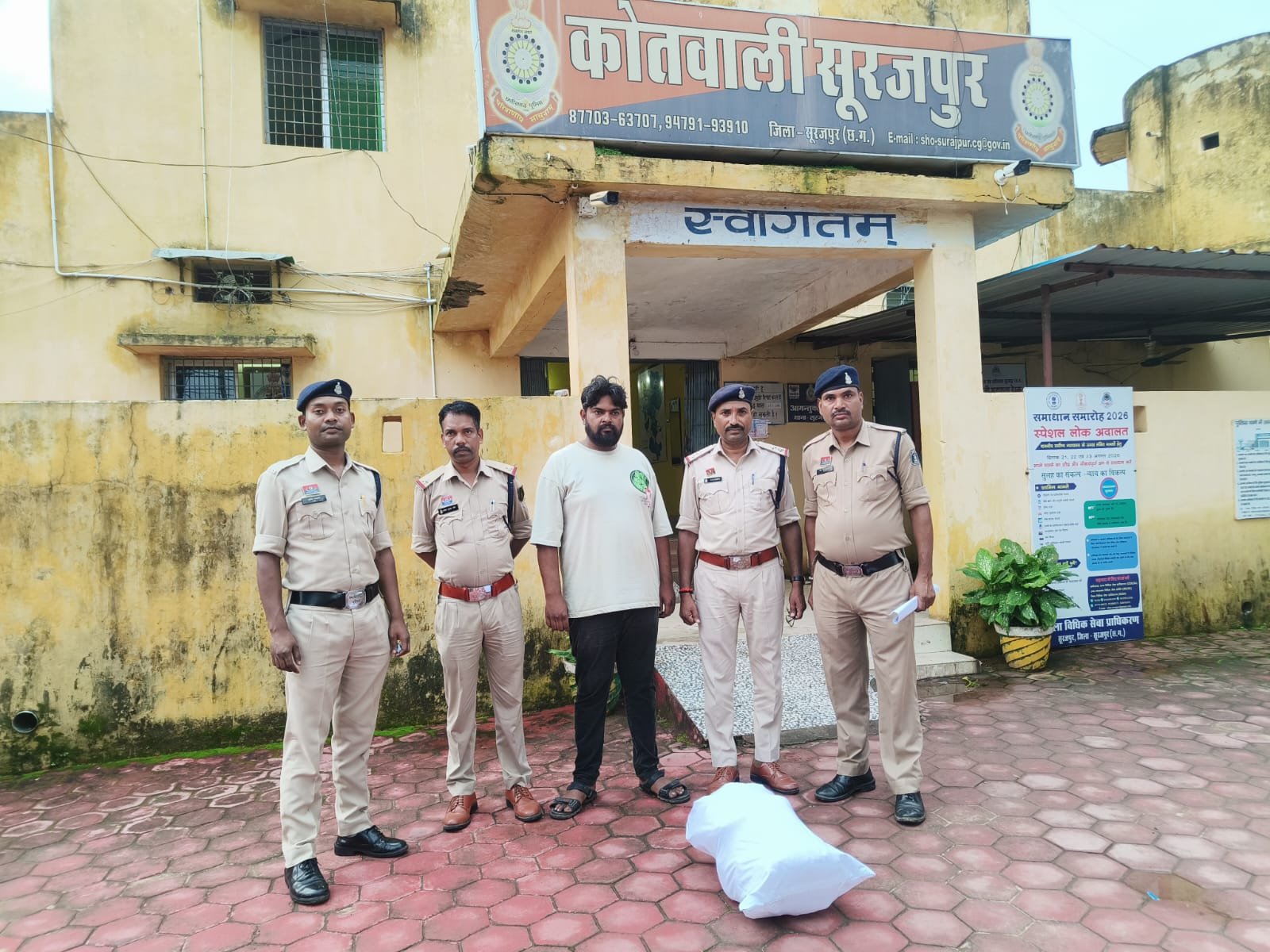 नशे के कारोबारियों पर सूरजपुर पुलिस का एक और बड़ा प्रहार, 2 लाख 50 हजार कीमत का गांजा जप्त, 1 व्यक्ति गिरफ्तार।