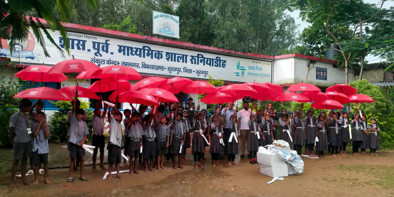 छोटे पांव मजबूत कदम सामाजिक संस्था प्रतापपुर द्वारा बस्तामुक्त विद्यालय रुनियाडीह में छाता-कापी किया वितरित