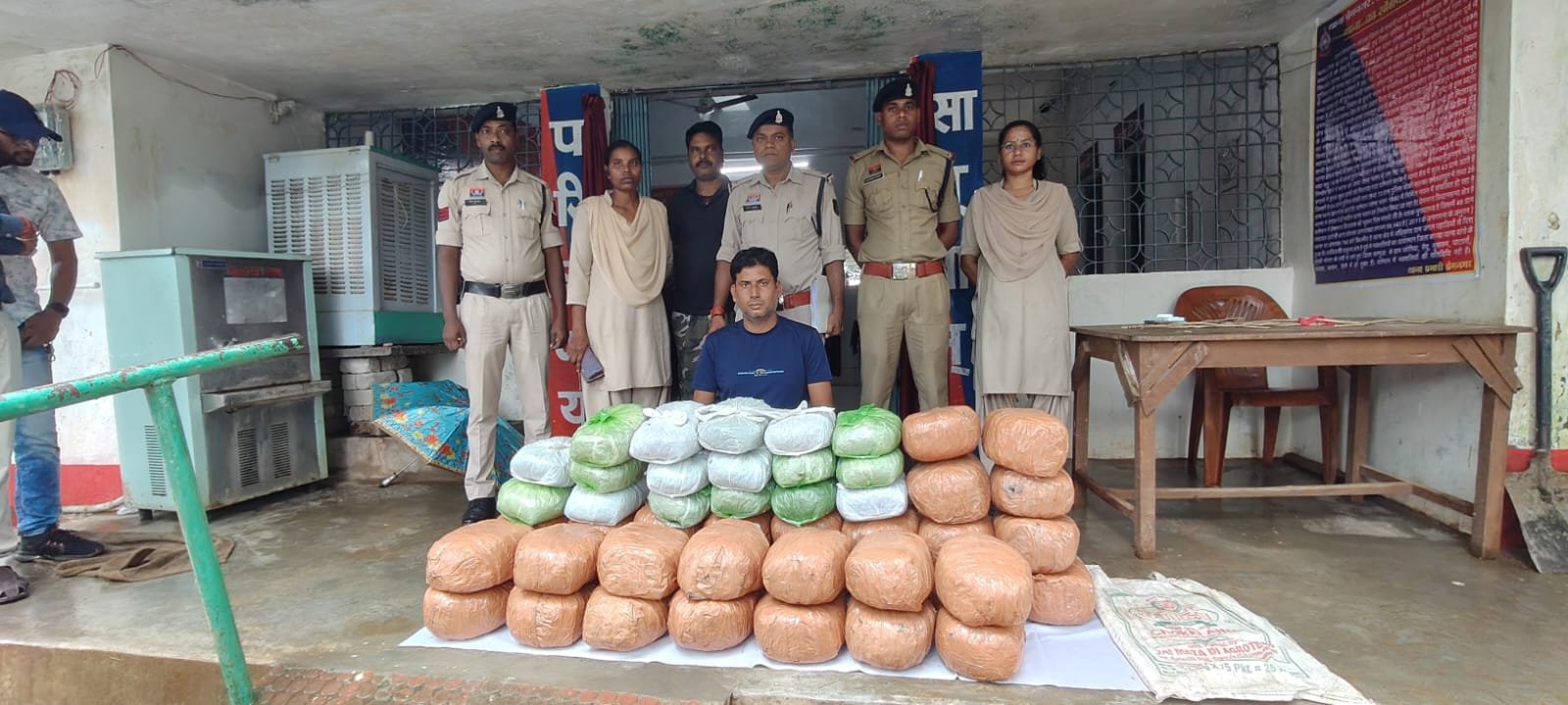 सूरजपुर पुलिस की बड़ी कार्रवाई, 44 लाख रूपये कीमत के 88 किलो 430 ग्राम गांजा जप्त, 1 आरोपी गिरफ्तार, परिवहन में प्रयुक्त बोलेरो वाहन हुई जप्त।