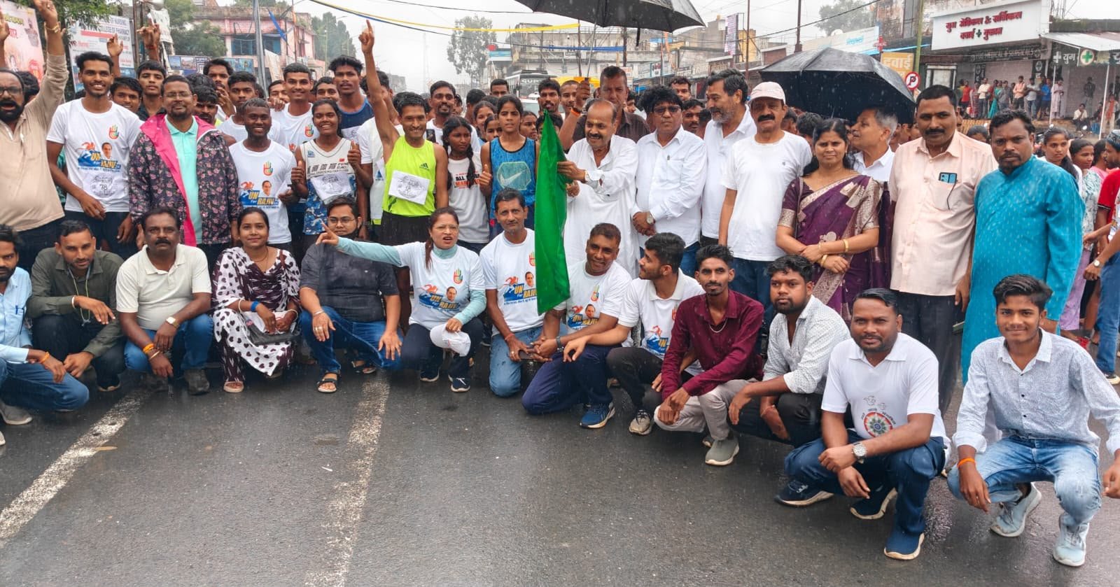 बरसते पानी में दौड़े 300 से अधिक युवा।जिला कांग्रेस कमेटी का आयोजन।राजीव गांधी जयंती पर रन फॉर राजीव मैराथन का हुआ आयोजन।