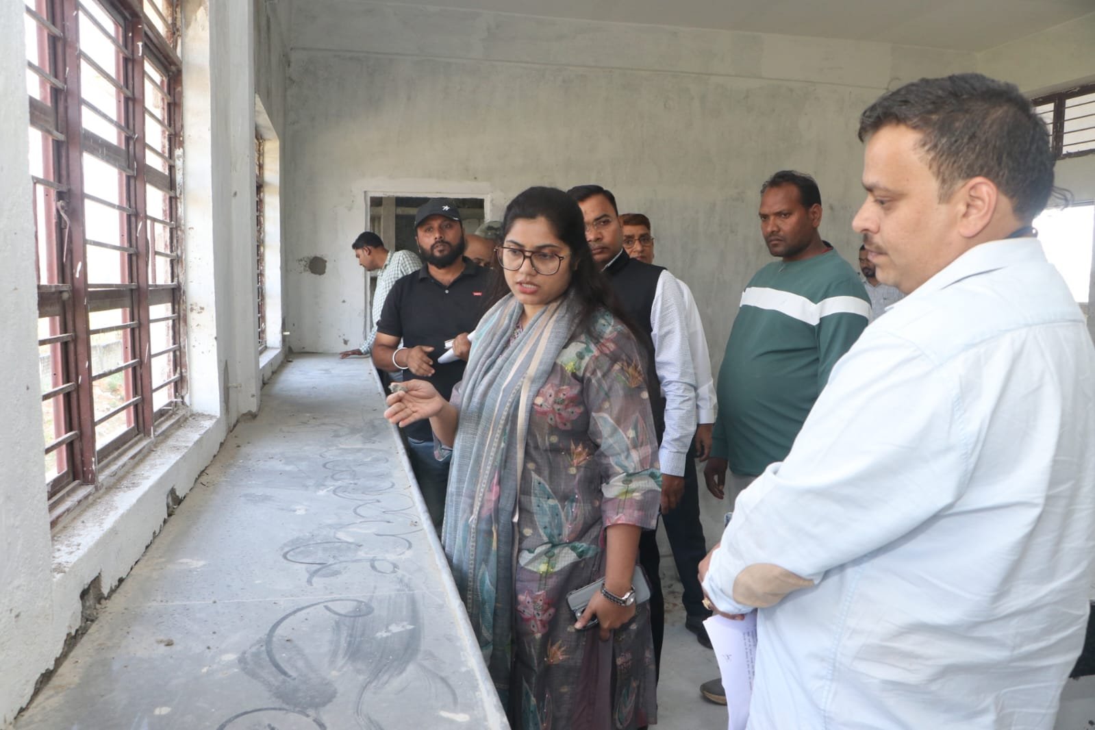 निर्माणाधीन एकलव्य आवासीय विद्यालय का कलेक्टर ने किया निरीक्षण